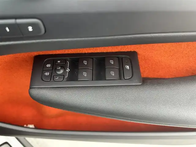 ボルボ ＸＣ４０ T4 AWD Rデザイン 新潟県 2018(平30)年 1.3万km クリスタルホワイトP/ブラック 9インチタッチスクリーン式センターディスプレイ/（ナビ/TV/Apple Car Play)/360°ビューカメラ/アダプティブ・クルーズ・コントロール/パイロット・アシスト/レーン・キーピング・エイド/歩行者・サイクリスト・大型動物検知機能/インターセクション・サポート/被追突時警告機能/クロス・トラフィック・アラート/オンカミング・レーン・ミティゲーション/ステアリング・アシスト付BLIS/レーン・チェンジ・マージ・エイド/ロード・サイン・インフォメーション/ドライバー・アラート・コントロール/パーク・アシスト・パイロット/LEDヘッドライト/純正19インチAW/純正フロアマット/ETC