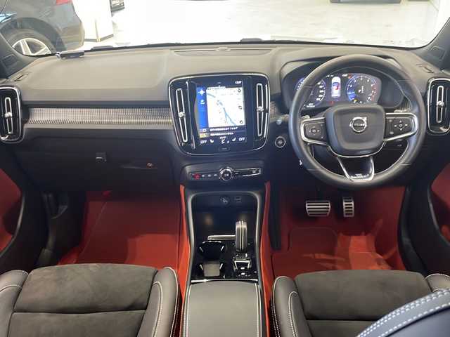 ボルボ ＸＣ４０ T4 AWD Rデザイン 新潟県 2018(平30)年 1.3万km クリスタルホワイトP/ブラック 9インチタッチスクリーン式センターディスプレイ/（ナビ/TV/Apple Car Play)/360°ビューカメラ/アダプティブ・クルーズ・コントロール/パイロット・アシスト/レーン・キーピング・エイド/歩行者・サイクリスト・大型動物検知機能/インターセクション・サポート/被追突時警告機能/クロス・トラフィック・アラート/オンカミング・レーン・ミティゲーション/ステアリング・アシスト付BLIS/レーン・チェンジ・マージ・エイド/ロード・サイン・インフォメーション/ドライバー・アラート・コントロール/パーク・アシスト・パイロット/LEDヘッドライト/純正19インチAW/純正フロアマット/ETC