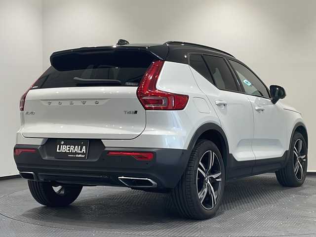 ボルボ ＸＣ４０ T4 AWD Rデザイン 新潟県 2018(平30)年 1.3万km クリスタルホワイトP/ブラック 9インチタッチスクリーン式センターディスプレイ/（ナビ/TV/Apple Car Play)/360°ビューカメラ/アダプティブ・クルーズ・コントロール/パイロット・アシスト/レーン・キーピング・エイド/歩行者・サイクリスト・大型動物検知機能/インターセクション・サポート/被追突時警告機能/クロス・トラフィック・アラート/オンカミング・レーン・ミティゲーション/ステアリング・アシスト付BLIS/レーン・チェンジ・マージ・エイド/ロード・サイン・インフォメーション/ドライバー・アラート・コントロール/パーク・アシスト・パイロット/LEDヘッドライト/純正19インチAW/純正フロアマット/ETC