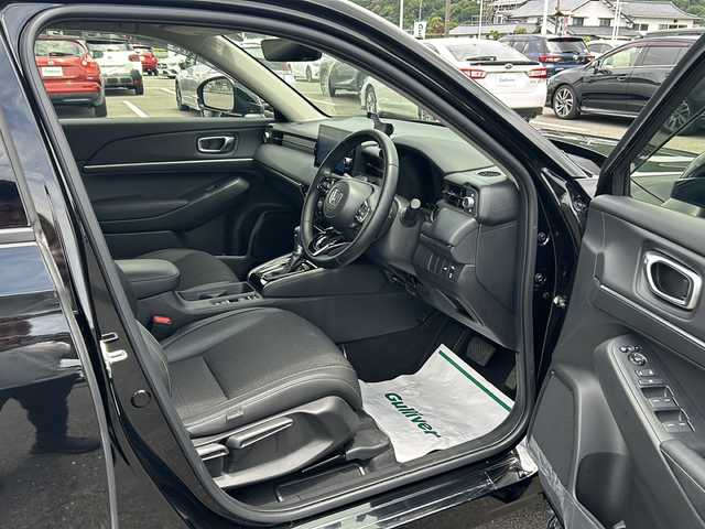 ホンダ ヴェゼル ハイブリッド e:HEV Z 福岡県 2024(令6)年 0.8万km クリスタルブラックパール フロント・リアエアロ/ホンダコネクトディスプレイナビゲーション/【FM/Bluetooth/AppleCarPlay/AndroidAuto/フルセグTV】/バックカメラ/ビルトインETC2.0/ホンダセンシング/・衝突軽減ブレーキ/・踏み間違い衝突軽減システム/・急アクセル抑制機能/・路外逸脱抑制機能/・歩行者事故低減ステアリング/・先行車発進お知らせ機能/・標識認識機能/・オートハイビーム/・ブラインドスポットインフォメーション/・渋滞追従機能付アダプティブクルーズコントロール/・車線維持支援システム/・トラフィックジャムアシスト/ハンズフリーパワーバックドア/リアデフロスター/ヒルディセントコントロールスイッチ/ステアリングヒーター/D/N席シートヒーター/奥だけ充電/ブレーキホールド/純正18インチAW/横滑り防止装置/盗難防止装置/パドルシフト/ドアバイザー/保証書/取扱説明書/ナビ取扱説明書/スペアキー×1
