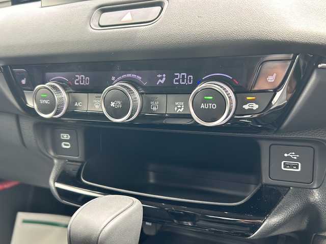 ホンダ ヴェゼル ハイブリッド e:HEV Z 福岡県 2024(令6)年 0.8万km クリスタルブラックパール フロント・リアエアロ/ホンダコネクトディスプレイナビゲーション/【FM/Bluetooth/AppleCarPlay/AndroidAuto/フルセグTV】/バックカメラ/ビルトインETC2.0/ホンダセンシング/・衝突軽減ブレーキ/・踏み間違い衝突軽減システム/・急アクセル抑制機能/・路外逸脱抑制機能/・歩行者事故低減ステアリング/・先行車発進お知らせ機能/・標識認識機能/・オートハイビーム/・ブラインドスポットインフォメーション/・渋滞追従機能付アダプティブクルーズコントロール/・車線維持支援システム/・トラフィックジャムアシスト/ハンズフリーパワーバックドア/リアデフロスター/ヒルディセントコントロールスイッチ/ステアリングヒーター/D/N席シートヒーター/奥だけ充電/ブレーキホールド/純正18インチAW/横滑り防止装置/盗難防止装置/パドルシフト/ドアバイザー/保証書/取扱説明書/ナビ取扱説明書/スペアキー×1