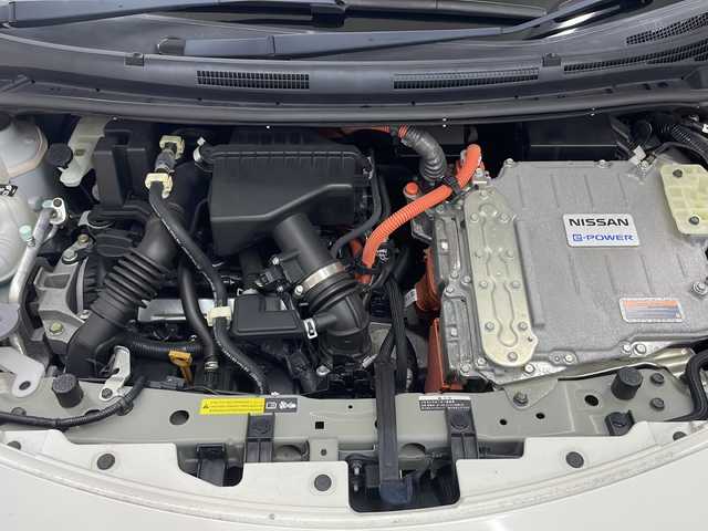 日産 ノート e－パワー X 長崎県 2017(平29)年 6.2万km ブリリアントホワイトパール 純正ナビ/（CD/DVD/フルセグ/Bluetooth）/全方位カメラ/衝突軽減ブレーキ/レーンキープアシスト/インテリジェントルームミラー/前後ソナー/ドライブレコーダー/ETC/エンジンスターター/オートライト/ステアリングスイッチ/電動格納ミラー/ドアバイザー/純正ホイールキャップ
