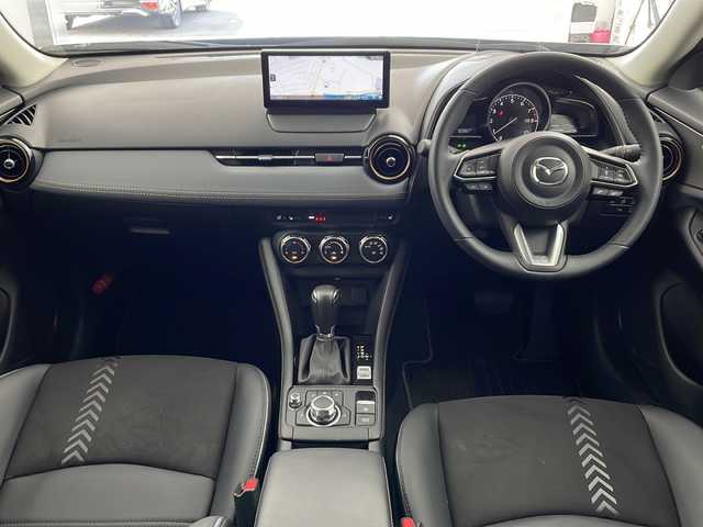 マツダ ＣＸ－３ 15S ビビッド モノトーン 兵庫県 2024(令6)年 1万km ベージュⅡ ・純正ナビ/Bluetooth/テレビ/Apple car play/Android Auto/USB/・全方位カメラ/・衝突軽減ブレーキ/・パーキングアシスト/・レーダークルーズコントロール/・車線逸脱警報システム/・オートマチックハイビーム/・ドライバーアテンションアラート/・前後クリアランスソナー/・誤発信発進抑制機能（前進時・後退時）/・横滑り防止装置/・ヘッドアップディスプレイ/・ステアリングヒーター/・パドルシフト/・レザーシート/・シートヒーター/・パワーシート/・電動パーキングブレーキ/・オートブレーキホールド/・純正18インチアルミホイール/・LEDヘッドライト/・純正前後ドライブレコーダー/・プッシュスタート/・スマートキー/・スペアキー