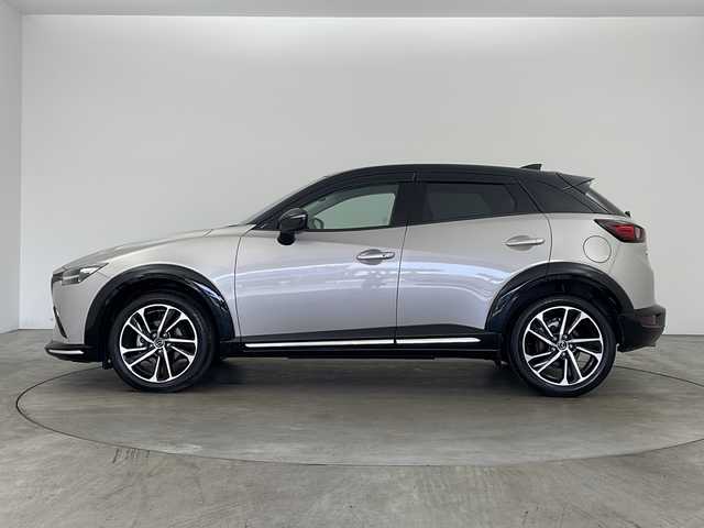 マツダ ＣＸ－３ 15S ビビッド モノトーン 兵庫県 2024(令6)年 1万km ベージュⅡ ・純正ナビ/Bluetooth/テレビ/Apple car play/Android Auto/USB/・全方位カメラ/・衝突軽減ブレーキ/・パーキングアシスト/・レーダークルーズコントロール/・車線逸脱警報システム/・オートマチックハイビーム/・ドライバーアテンションアラート/・前後クリアランスソナー/・誤発信発進抑制機能（前進時・後退時）/・横滑り防止装置/・ヘッドアップディスプレイ/・ステアリングヒーター/・パドルシフト/・レザーシート/・シートヒーター/・パワーシート/・電動パーキングブレーキ/・オートブレーキホールド/・純正18インチアルミホイール/・LEDヘッドライト/・純正前後ドライブレコーダー/・プッシュスタート/・スマートキー/・スペアキー