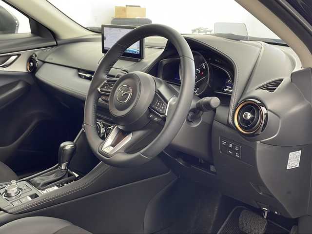 マツダ ＣＸ－３ 15S ビビッド モノトーン 兵庫県 2024(令6)年 1万km ベージュⅡ ・純正ナビ/Bluetooth/テレビ/Apple car play/Android Auto/USB/・全方位カメラ/・衝突軽減ブレーキ/・パーキングアシスト/・レーダークルーズコントロール/・車線逸脱警報システム/・オートマチックハイビーム/・ドライバーアテンションアラート/・前後クリアランスソナー/・誤発信発進抑制機能（前進時・後退時）/・横滑り防止装置/・ヘッドアップディスプレイ/・ステアリングヒーター/・パドルシフト/・レザーシート/・シートヒーター/・パワーシート/・電動パーキングブレーキ/・オートブレーキホールド/・純正18インチアルミホイール/・LEDヘッドライト/・純正前後ドライブレコーダー/・プッシュスタート/・スマートキー/・スペアキー