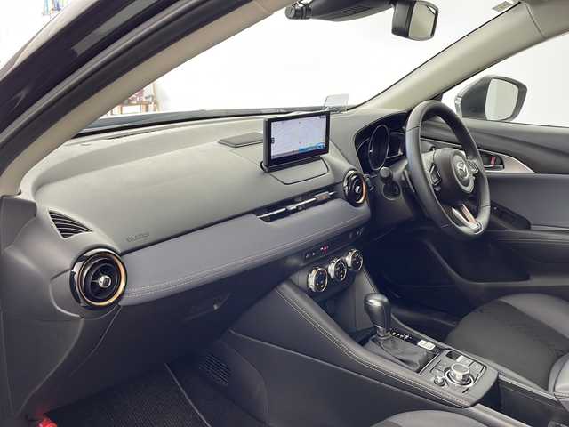 マツダ ＣＸ－３ 15S ビビッド モノトーン 兵庫県 2024(令6)年 1万km ベージュⅡ ・純正ナビ/Bluetooth/テレビ/Apple car play/Android Auto/USB/・全方位カメラ/・衝突軽減ブレーキ/・パーキングアシスト/・レーダークルーズコントロール/・車線逸脱警報システム/・オートマチックハイビーム/・ドライバーアテンションアラート/・前後クリアランスソナー/・誤発信発進抑制機能（前進時・後退時）/・横滑り防止装置/・ヘッドアップディスプレイ/・ステアリングヒーター/・パドルシフト/・レザーシート/・シートヒーター/・パワーシート/・電動パーキングブレーキ/・オートブレーキホールド/・純正18インチアルミホイール/・LEDヘッドライト/・純正前後ドライブレコーダー/・プッシュスタート/・スマートキー/・スペアキー