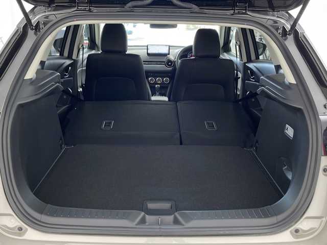 マツダ ＣＸ－３ 15S ビビッド モノトーン 兵庫県 2024(令6)年 1万km ベージュⅡ ・純正ナビ/Bluetooth/テレビ/Apple car play/Android Auto/USB/・全方位カメラ/・衝突軽減ブレーキ/・パーキングアシスト/・レーダークルーズコントロール/・車線逸脱警報システム/・オートマチックハイビーム/・ドライバーアテンションアラート/・前後クリアランスソナー/・誤発信発進抑制機能（前進時・後退時）/・横滑り防止装置/・ヘッドアップディスプレイ/・ステアリングヒーター/・パドルシフト/・レザーシート/・シートヒーター/・パワーシート/・電動パーキングブレーキ/・オートブレーキホールド/・純正18インチアルミホイール/・LEDヘッドライト/・純正前後ドライブレコーダー/・プッシュスタート/・スマートキー/・スペアキー