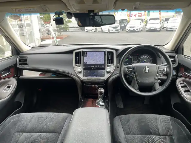 トヨタ クラウン ハイブリッド ロイヤルサルーンG 千葉県 2017(平29)年 3.5万km プレシャスシルバー トヨタセーフティセンスP/・レーダークルーズ コントロール/・プリクラッシュセーフティ/・レーンディパーチャーアラート/・オートマチックハイビーム/・ブラインドスポットモニター/純正SDナビ/(DVD・BD/フルセグTV/Bluetooth/MSV)/バックカメラ/ビルトインETC/前後ドライブレコーダー【DRV-325】/全席パワーシート/前席シートヒーター/ハンドルヒーター/リアエアコン/横滑り防止機能/純正16インチアルミホイール/スマートキー/LEDヘッドライト/リアシェード/カーテンエアバック/コーナーセンサー/スペアキー/取扱説明書/保証書
