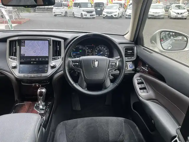 トヨタ クラウン ハイブリッド ロイヤルサルーンG 千葉県 2017(平29)年 3.5万km プレシャスシルバー トヨタセーフティセンスP/・レーダークルーズ コントロール/・プリクラッシュセーフティ/・レーンディパーチャーアラート/・オートマチックハイビーム/・ブラインドスポットモニター/純正SDナビ/(DVD・BD/フルセグTV/Bluetooth/MSV)/バックカメラ/ビルトインETC/前後ドライブレコーダー【DRV-325】/全席パワーシート/前席シートヒーター/ハンドルヒーター/リアエアコン/横滑り防止機能/純正16インチアルミホイール/スマートキー/LEDヘッドライト/リアシェード/カーテンエアバック/コーナーセンサー/スペアキー/取扱説明書/保証書