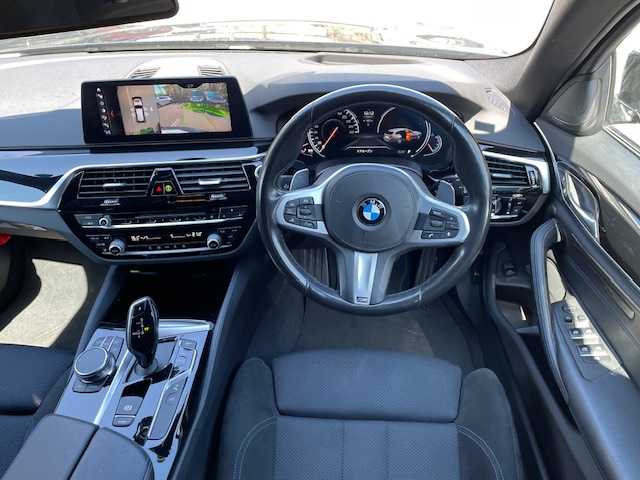 ＢＭＷ ５２３ｄ ツーリング Mスポーツ 東京都 2019(令1)年 5.3万km サファイアブラックP ドライビングアシストプラス（詳細は検査員記入欄参照）/パーキングアシストプラス（パークディスタンスコントロール・3Dビューカメラ・パーキングアシスト）/保証書・取説・ナビ取説/Egプッシュスタート・スマートキー×2/革巻きステアリング・パドルシフト・オートチルトステア/アイドリングストップ/カラーヘッドアップディスプレイ/ドライブモードセレクト/アダプティブクルーズコントロール/黒アルカンターラ/クロスコンビスポーツシート/前席パワーシート（運転席メモリ付）＆ヒーター/純正10.2インチHDDナビ・フルセグTV/DVD/CD/BT/USB/ハーマン/カードンサラウンドサウンドシステム/ミラー型ETC/純正前後ドラレコ/クリアランスソナー/純正19インチアルミ・Mスポーツサスペンション/アダプティブLEDヘッドライト・LEDフォグ・オートライト・リアフォグ・ハイビームアシスト/ブラックルーフレール/AUTO HOLD/トノカバー・ラゲッジトレー