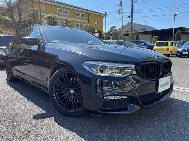 ＢＭＷ ５２３ｄ ツーリング Mスポーツ 東京都 2019(令1)年 5.3万km サファイアブラックP ドライビングアシストプラス（詳細は検査員記入欄参照）/パーキングアシストプラス（パークディスタンスコントロール・3Dビューカメラ・パーキングアシスト）/保証書・取説・ナビ取説/Egプッシュスタート・スマートキー×2/革巻きステアリング・パドルシフト・オートチルトステア/アイドリングストップ/カラーヘッドアップディスプレイ/ドライブモードセレクト/アダプティブクルーズコントロール/黒アルカンターラ/クロスコンビスポーツシート/前席パワーシート（運転席メモリ付）＆ヒーター/純正10.2インチHDDナビ・フルセグTV/DVD/CD/BT/USB/ハーマン/カードンサラウンドサウンドシステム/ミラー型ETC/純正前後ドラレコ/クリアランスソナー/純正19インチアルミ・Mスポーツサスペンション/アダプティブLEDヘッドライト・LEDフォグ・オートライト・リアフォグ・ハイビームアシスト/ブラックルーフレール/AUTO HOLD/トノカバー・ラゲッジトレー