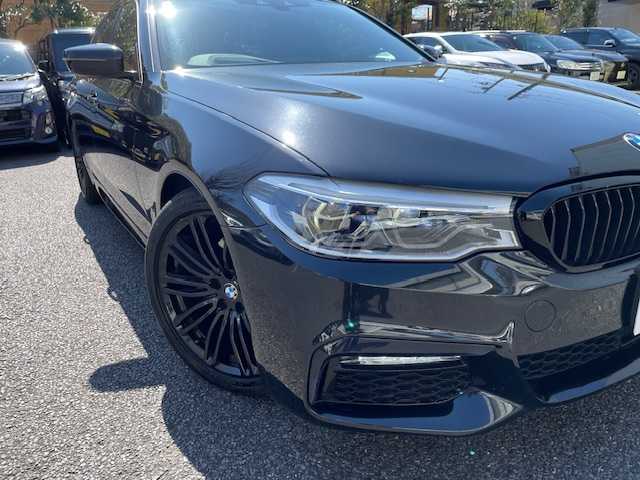 ＢＭＷ ５２３ｄ ツーリング Mスポーツ 東京都 2019(令1)年 5.3万km サファイアブラックP ドライビングアシストプラス（詳細は検査員記入欄参照）/パーキングアシストプラス（パークディスタンスコントロール・3Dビューカメラ・パーキングアシスト）/保証書・取説・ナビ取説/Egプッシュスタート・スマートキー×2/革巻きステアリング・パドルシフト・オートチルトステア/アイドリングストップ/カラーヘッドアップディスプレイ/ドライブモードセレクト/アダプティブクルーズコントロール/黒アルカンターラ/クロスコンビスポーツシート/前席パワーシート（運転席メモリ付）＆ヒーター/純正10.2インチHDDナビ・フルセグTV/DVD/CD/BT/USB/ハーマン/カードンサラウンドサウンドシステム/ミラー型ETC/純正前後ドラレコ/クリアランスソナー/純正19インチアルミ・Mスポーツサスペンション/アダプティブLEDヘッドライト・LEDフォグ・オートライト・リアフォグ・ハイビームアシスト/ブラックルーフレール/AUTO HOLD/トノカバー・ラゲッジトレー