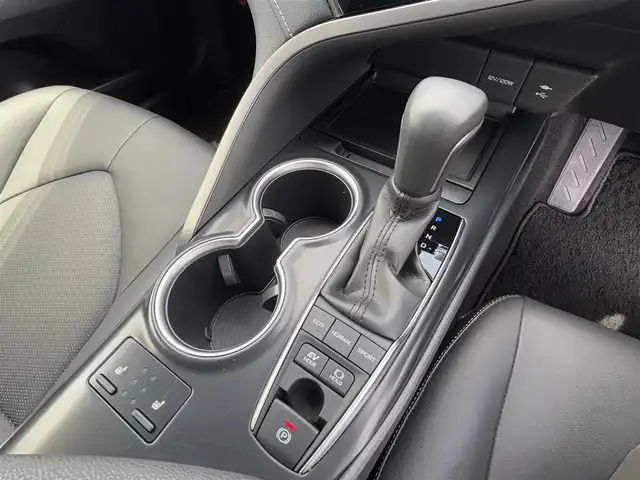 トヨタ カムリ WSレザーパッケージ 徳島県 2019(平31)年 1.2万km シルバーM 純正ナビ/(CD・DVD/Bluetooth/TV)/バックカメラ/ステアリングスイッチ/純正ビルトインETC/純正前方ドライブレコーダー/衝突被害軽減ブレーキ/追従機能付クルーズコントロール/レーンキープアシスト/ブラインドスポットモニター/リヤクロストラフィックアラート/ヘッドアップディスプレイ/サンルーフ/革調シート/パワーシート/シートヒーター/LEDヘッドライト/オートマチックハイビーム/オートライト/フロントフォグライト/電動パーキングブレーキ/ブレーキホールド/純正18インチアルミホイール/サイドバイザー/スマートキー/純正フロアマット