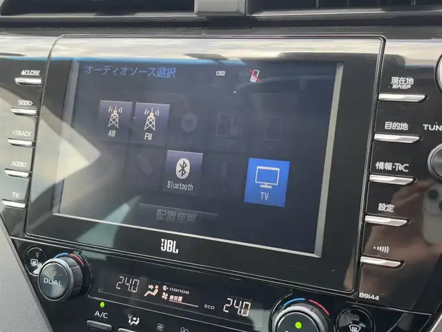 トヨタ カムリ WSレザーパッケージ 徳島県 2019(平31)年 1.2万km シルバーM 純正ナビ/(CD・DVD/Bluetooth/TV)/バックカメラ/ステアリングスイッチ/純正ビルトインETC/純正前方ドライブレコーダー/衝突被害軽減ブレーキ/追従機能付クルーズコントロール/レーンキープアシスト/ブラインドスポットモニター/リヤクロストラフィックアラート/ヘッドアップディスプレイ/サンルーフ/革調シート/パワーシート/シートヒーター/LEDヘッドライト/オートマチックハイビーム/オートライト/フロントフォグライト/電動パーキングブレーキ/ブレーキホールド/純正18インチアルミホイール/サイドバイザー/スマートキー/純正フロアマット
