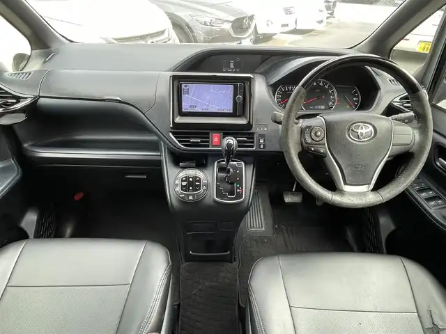トヨタ ヴォクシー ZS 大阪府 2014(平26)年 12.5万km ブラック (株)IDOMが運営する【じしゃロン東大阪店】の自社ローン専用車両になります。こちらは現金またはオートローンご利用時の価格です。自社ローンご希望の方は別途その旨お申付け下さい/純正SDナビ【NSZT-W62G】/バックカメラ/アルパイン製フリップダウンモニター/社外フロントグリル/社外18インチアルミ/ローダウン/両側パワースライドドア/スマートキー＆プッシュスタート/アイドリングストップ/革調シートカバー/LEDヘッドライト