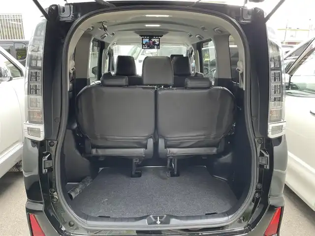 トヨタ ヴォクシー ZS 大阪府 2014(平26)年 12.5万km ブラック (株)IDOMが運営する【じしゃロン東大阪店】の自社ローン専用車両になります。こちらは現金またはオートローンご利用時の価格です。自社ローンご希望の方は別途その旨お申付け下さい/純正SDナビ【NSZT-W62G】/バックカメラ/アルパイン製フリップダウンモニター/社外フロントグリル/社外18インチアルミ/ローダウン/両側パワースライドドア/スマートキー＆プッシュスタート/アイドリングストップ/革調シートカバー/LEDヘッドライト