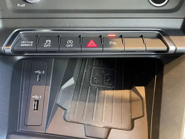 アウディ Ｑ３ SB 35TFSI Sライン 高知県 2020(令2)年 0.8万km パール ワンオーナー車/純正メモリナビ/【フルセグTV/BT/USB/SD】/ベーシックパッケージ/・シートヒーター(前席)/・パワーシート(前席)/・オートマチックテールゲート/アシスタンスパッケージ/・アダプティブクルーズアシスト/・ハイビームアシスト/Audiプレセンス/Audiサイドアシスト/レーン逸脱警告システム/バーチャルコックピット/レーダー探知機/置くだけ充電/純正ドライブレコーダー(前後)/360°カメラ/パドルシフト/純正19インチAW/LEDヘッドライト/オートライト/リアフォグライト/純正フロアマット/ETC2.0/コーナーセンサー