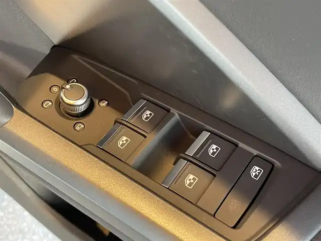 アウディ Ｑ３ SB 35TFSI Sライン 高知県 2020(令2)年 0.8万km パール ワンオーナー車/純正メモリナビ/【フルセグTV/BT/USB/SD】/ベーシックパッケージ/・シートヒーター(前席)/・パワーシート(前席)/・オートマチックテールゲート/アシスタンスパッケージ/・アダプティブクルーズアシスト/・ハイビームアシスト/Audiプレセンス/Audiサイドアシスト/レーン逸脱警告システム/バーチャルコックピット/レーダー探知機/置くだけ充電/純正ドライブレコーダー(前後)/360°カメラ/パドルシフト/純正19インチAW/LEDヘッドライト/オートライト/リアフォグライト/純正フロアマット/ETC2.0/コーナーセンサー