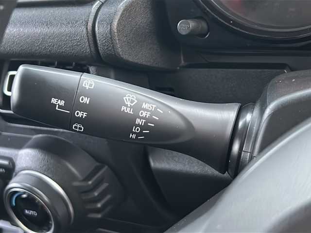 スズキ ジムニー XC 岩手県 2019(令1)年 3.3万km ピュアホワイトP 純正ナビ　バックカメラ　Ｂｌｕｅｔｏｏｔｈ　ＣＤ　ＤＶＤ　フルセグ　クルコン　シートヒーター　純正１６ＡＷ　ＬＥＤオートライト　ヘッドライトウォッシャー　フォグランプ　ダウンヒルアシスト　背面タイヤ