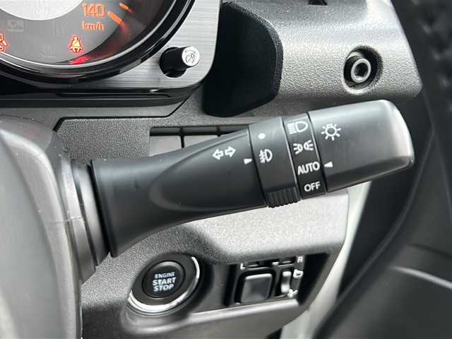 スズキ ジムニー XC 岩手県 2019(令1)年 3.3万km ピュアホワイトP 純正ナビ　バックカメラ　Ｂｌｕｅｔｏｏｔｈ　ＣＤ　ＤＶＤ　フルセグ　クルコン　シートヒーター　純正１６ＡＷ　ＬＥＤオートライト　ヘッドライトウォッシャー　フォグランプ　ダウンヒルアシスト　背面タイヤ