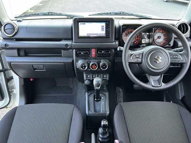 スズキ ジムニー XC 岩手県 2019(令1)年 3.3万km ピュアホワイトP 純正ナビ　バックカメラ　Ｂｌｕｅｔｏｏｔｈ　ＣＤ　ＤＶＤ　フルセグ　クルコン　シートヒーター　純正１６ＡＷ　ＬＥＤオートライト　ヘッドライトウォッシャー　フォグランプ　ダウンヒルアシスト　背面タイヤ