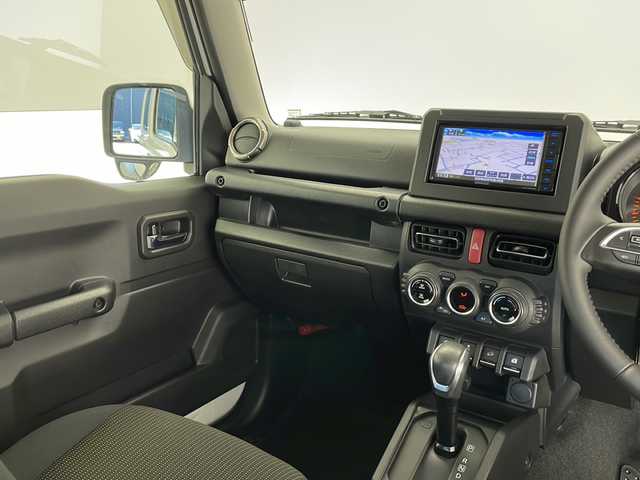 スズキ ジムニー XC 長野県 2019(令1)年 3.3万km ピュアホワイトP 4WD/社外メモリナビ&フルセグTV&CD&DVD&BT/クルーズコントロール/車線逸脱警報/衝突軽減ブレーキ/ダウンヒルアシストコントロール/前席シートヒーター/ステアリングスイッチ/バックカメラ/LEDヘッドライト/オートライト/フロントフォグランプ/電動格納ミラー/ウィンカーミラー/ドアミラーヒーター/純正16インチAW装着/プッシュスタート/スマートキー/スペアキー1本/取扱説明書/新車保証書