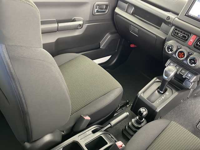 スズキ ジムニー XC 長野県 2019(令1)年 3.3万km ピュアホワイトP 4WD/社外メモリナビ&フルセグTV&CD&DVD&BT/クルーズコントロール/車線逸脱警報/衝突軽減ブレーキ/ダウンヒルアシストコントロール/前席シートヒーター/ステアリングスイッチ/バックカメラ/LEDヘッドライト/オートライト/フロントフォグランプ/電動格納ミラー/ウィンカーミラー/ドアミラーヒーター/純正16インチAW装着/プッシュスタート/スマートキー/スペアキー1本/取扱説明書/新車保証書