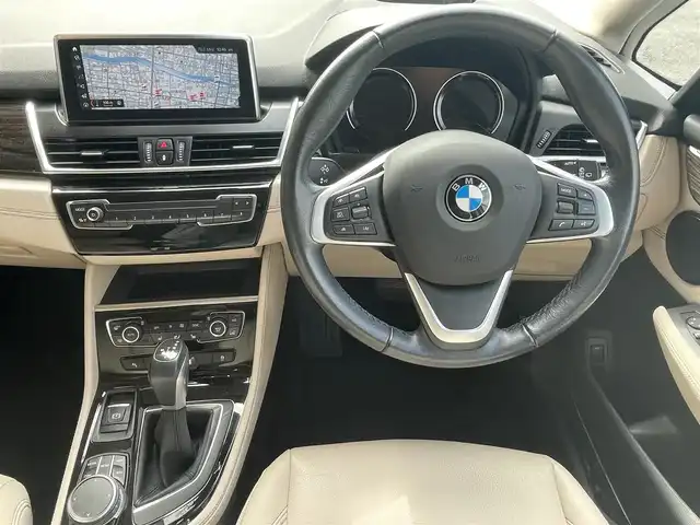 ＢＭＷ ２１８ｄ グランツアラー ラグジュアリー 高知県 2019(令1)年 5.8万km ミネラルホワイト 純正ナビ/　【AM/FM/Bluetooth】　/バックカメラ/ヘッドアップディスプレイ/白革シート/D/N席パワーシート/シートヒーター/クルーズコントロール/インテリジェントセーフティ/パワーバックドア/社外前後ドライブレコーダー/ミラー一体型ETC