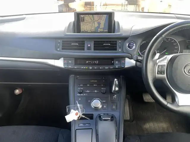 レクサス ＣＴ 200h バージョンC 宮崎県 2011(平23)年 8.2万km レッドマイカクリスタルシャイン 純正ナビゲーション/　AM FM CD DVD　BT/ＥＴＣ車載器　/バックカメラ　/クルーズコントロール　/パドルシフト　/ＬＥＤヘッドライト　/シートヒーター　/スマートキー　/プッシュスタート　/カラーコード３Ｒ１　/フォグランプ　/ＡＡＣ