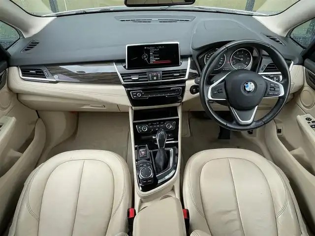 ＢＭＷ ２１８ｄ アクティブツアラー ラグジュアリー 石川県 2015(平27)年 5.1万km 白 コンフォートアクセス/インテリジェントセーフティ/白革シート/電動メモリシート/シートヒーター/純正ナビ/Bluetooth/CD/DVD/インナーミラー型ETC/クルーズコントロール/アイドリングストップ/電動リアゲート/前後ドライブレコーダー/後方クリアランスソナー/車線逸脱警告/スマートキー/プッシュスタート/純正ドアバイザー/LEDヘッドライト