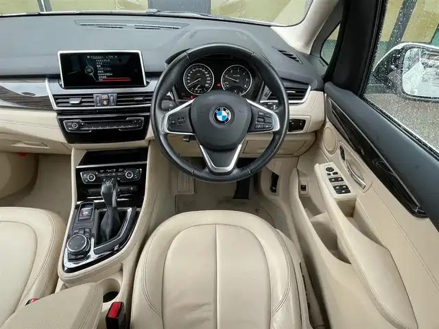 ＢＭＷ ２１８ｄ アクティブツアラー ラグジュアリー 石川県 2015(平27)年 5.1万km 白 コンフォートアクセス/インテリジェントセーフティ/白革シート/電動メモリシート/シートヒーター/純正ナビ/Bluetooth/CD/DVD/インナーミラー型ETC/クルーズコントロール/アイドリングストップ/電動リアゲート/前後ドライブレコーダー/後方クリアランスソナー/車線逸脱警告/スマートキー/プッシュスタート/純正ドアバイザー/LEDヘッドライト