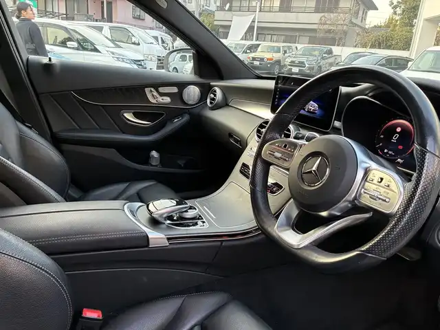 メルセデス・ベンツ Ｃ２２０ｄ 熊本県 2019(令1)年 5.2万km ダイヤモンドホワイト 純正ナビ/【フルセグTV/BT/AndroidAuto/AppleCarPlay】/バックカメラ/ドライブレコーダー（Q-03）/アダプティブクルーズコントロール/パドルシフト/アクティブパーキングアシスト/アイドリングストップ/アテンションアシスト/ヘッドアップディスプレイ/アクティブブレーキアシスト/レーンチェンジアシスト/ブラインドスポットアシスト/クリアランスソナー/横滑り防止機能/道路標識アシスト/黒革シート/前席パワーシート/前席シートメモリ/前席シートヒーター/ビルトインETC2.0/純正18インチAW/純正エアサス/オートライト/オートハイビーム/LEDヘッドライト/純正フロアマット/保証書/取扱説明書