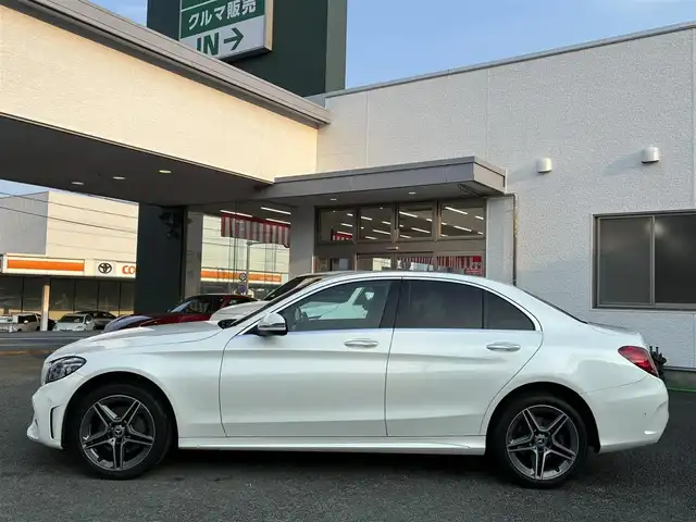 メルセデス・ベンツ Ｃ２２０ｄ 熊本県 2019(令1)年 5.2万km ダイヤモンドホワイト 純正ナビ/【フルセグTV/BT/AndroidAuto/AppleCarPlay】/バックカメラ/ドライブレコーダー（Q-03）/アダプティブクルーズコントロール/パドルシフト/アクティブパーキングアシスト/アイドリングストップ/アテンションアシスト/ヘッドアップディスプレイ/アクティブブレーキアシスト/レーンチェンジアシスト/ブラインドスポットアシスト/クリアランスソナー/横滑り防止機能/道路標識アシスト/黒革シート/前席パワーシート/前席シートメモリ/前席シートヒーター/ビルトインETC2.0/純正18インチAW/純正エアサス/オートライト/オートハイビーム/LEDヘッドライト/純正フロアマット/保証書/取扱説明書