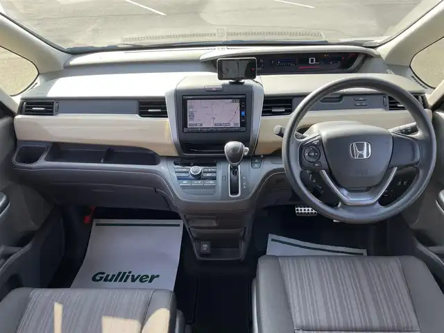 ホンダ フリード G 茨城県 2017(平29)年 2.3万km プレミアムディープロッソパール 純正ナビ/【DISC・ラジオ・TV・iPod・SD・USB・BT・VTR・AUX】/ETC/Bカメラ/前後ドラレコ/ステリモ/アイドリングストップ/両側パワスラ/サイドリフトアップシート/イエローFフォグ/LEDライト/純正フロアマット/純正ホイールカバー