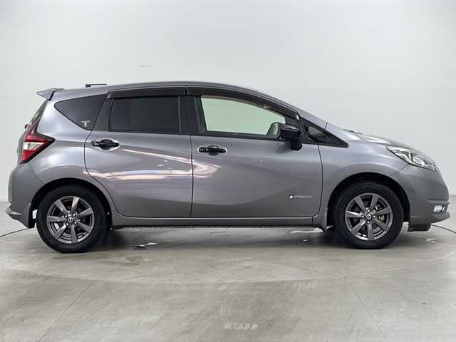 日産 ノート e－パワーX FOUR Bアロー 道央・札幌 2018(平30)年 8.1万km ダークメタルグレー/スーパーブラック2トーン ・4WD/・寒冷地仕様/・純正ナビ&CD&DVD&SD&BT/・アラウンドビューモニター/・レーダークルーズコントロール/・レーンキープアシスト/・デジタルインナーミラー/・純正ド前方ライブレコーダー/・ビルトインETC/・ステアリングスイッチ/・TVキャンセラー/・電動格納ミラー/・ドアミラーヒーター/・純正フロアマット/・LEDヘッドライト/・オートライト/・スマートキー