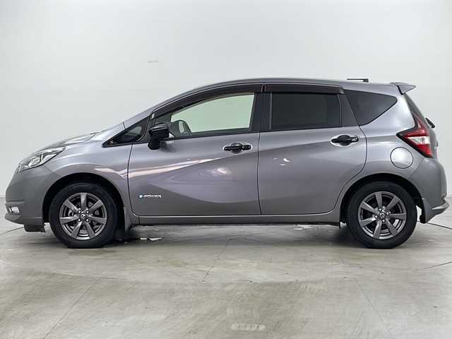 日産 ノート e－パワーX FOUR Bアロー 道央・札幌 2018(平30)年 8.1万km ダークメタルグレー/スーパーブラック2トーン ・4WD/・寒冷地仕様/・純正ナビ&CD&DVD&SD&BT/・アラウンドビューモニター/・レーダークルーズコントロール/・レーンキープアシスト/・デジタルインナーミラー/・純正ド前方ライブレコーダー/・ビルトインETC/・ステアリングスイッチ/・TVキャンセラー/・電動格納ミラー/・ドアミラーヒーター/・純正フロアマット/・LEDヘッドライト/・オートライト/・スマートキー