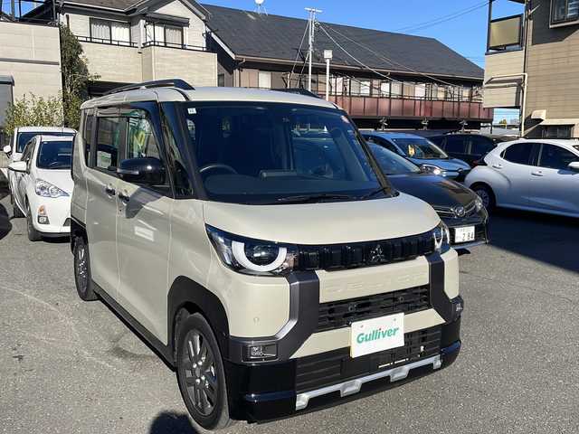 三菱 デリカミニ G プレミアム 東京都 2024(令6)年 0.5万km ナチュラルアイボリーメタリック プッシュスタート/オートパーキング/純正ナビ　/純正フロアマット/シートヒーター/ステアリングヒーター/クルーズコントロール/ステアリングリモコン/ミラーモニター/全方位バックミラー/両側電動スライドドア/電動トランクリッド/フルフラットシート/ルーフレール/説明書/保証書/スペアキー1本