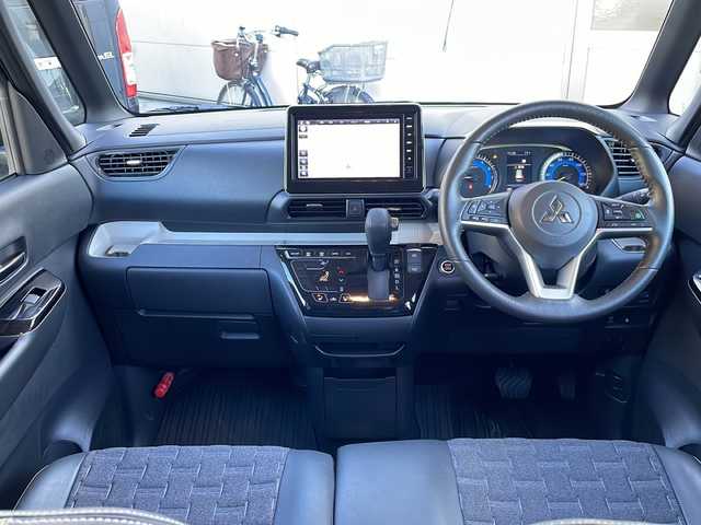 三菱 デリカミニ G プレミアム 東京都 2024(令6)年 0.5万km ナチュラルアイボリーメタリック プッシュスタート/オートパーキング/純正ナビ　/純正フロアマット/シートヒーター/ステアリングヒーター/クルーズコントロール/ステアリングリモコン/ミラーモニター/全方位バックミラー/両側電動スライドドア/電動トランクリッド/フルフラットシート/ルーフレール/説明書/保証書/スペアキー1本