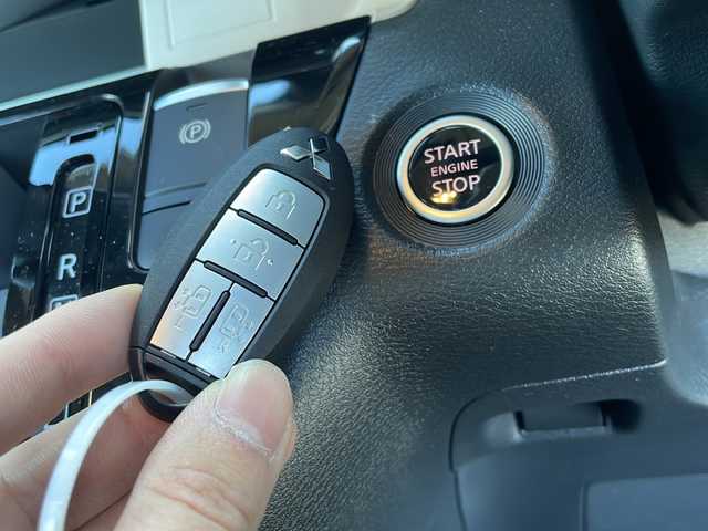 三菱 デリカミニ G プレミアム 東京都 2024(令6)年 0.5万km ナチュラルアイボリーメタリック プッシュスタート/オートパーキング/純正ナビ　/純正フロアマット/シートヒーター/ステアリングヒーター/クルーズコントロール/ステアリングリモコン/ミラーモニター/全方位バックミラー/両側電動スライドドア/電動トランクリッド/フルフラットシート/ルーフレール/説明書/保証書/スペアキー1本