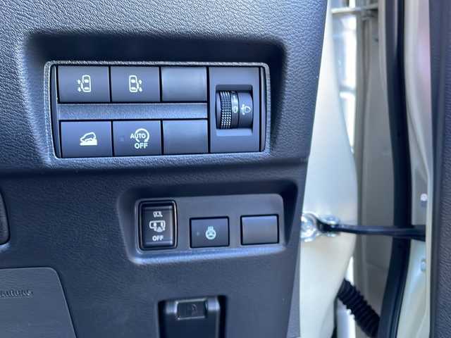 三菱 デリカミニ G プレミアム 東京都 2024(令6)年 0.5万km ナチュラルアイボリーメタリック プッシュスタート/オートパーキング/純正ナビ　/純正フロアマット/シートヒーター/ステアリングヒーター/クルーズコントロール/ステアリングリモコン/ミラーモニター/全方位バックミラー/両側電動スライドドア/電動トランクリッド/フルフラットシート/ルーフレール/説明書/保証書/スペアキー1本