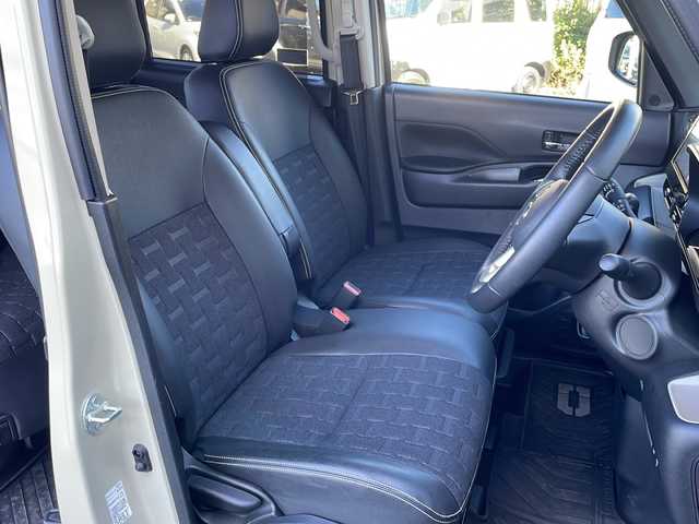 三菱 デリカミニ G プレミアム 東京都 2024(令6)年 0.5万km ナチュラルアイボリーメタリック プッシュスタート/オートパーキング/純正ナビ　/純正フロアマット/シートヒーター/ステアリングヒーター/クルーズコントロール/ステアリングリモコン/ミラーモニター/全方位バックミラー/両側電動スライドドア/電動トランクリッド/フルフラットシート/ルーフレール/説明書/保証書/スペアキー1本