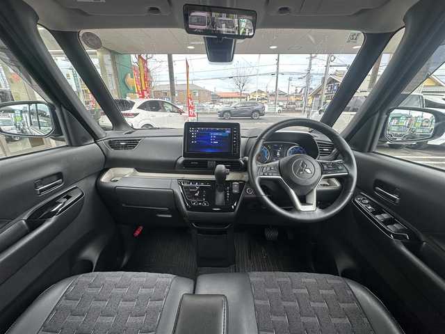 三菱 デリカミニ G プレミアム 東京都 2024(令6)年 0.5万km ナチュラルアイボリーメタリック プッシュスタート/オートパーキング/純正ナビ　/純正フロアマット/シートヒーター/ステアリングヒーター/クルーズコントロール/ステアリングリモコン/ミラーモニター/全方位バックミラー/両側電動スライドドア/電動トランクリッド/フルフラットシート/ルーフレール/説明書/保証書/スペアキー1本