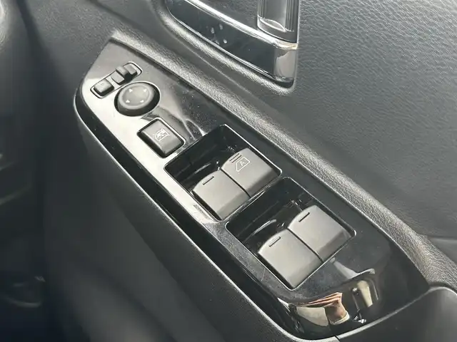 三菱 デリカミニ G プレミアム 東京都 2024(令6)年 0.5万km ナチュラルアイボリーメタリック プッシュスタート/オートパーキング/純正ナビ　/純正フロアマット/シートヒーター/ステアリングヒーター/クルーズコントロール/ステアリングリモコン/ミラーモニター/全方位バックミラー/両側電動スライドドア/電動トランクリッド/フルフラットシート/ルーフレール/説明書/保証書/スペアキー1本