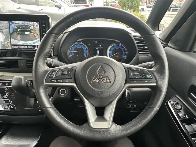 三菱 デリカミニ G プレミアム 東京都 2024(令6)年 0.5万km ナチュラルアイボリーメタリック プッシュスタート/オートパーキング/純正ナビ　/純正フロアマット/シートヒーター/ステアリングヒーター/クルーズコントロール/ステアリングリモコン/ミラーモニター/全方位バックミラー/両側電動スライドドア/電動トランクリッド/フルフラットシート/ルーフレール/説明書/保証書/スペアキー1本