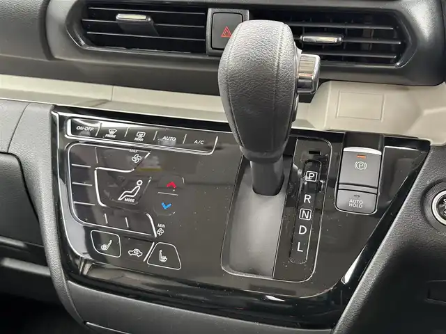 三菱 デリカミニ G プレミアム 東京都 2024(令6)年 0.5万km ナチュラルアイボリーメタリック プッシュスタート/オートパーキング/純正ナビ　/純正フロアマット/シートヒーター/ステアリングヒーター/クルーズコントロール/ステアリングリモコン/ミラーモニター/全方位バックミラー/両側電動スライドドア/電動トランクリッド/フルフラットシート/ルーフレール/説明書/保証書/スペアキー1本