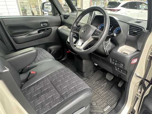 三菱 デリカミニ G プレミアム 東京都 2024(令6)年 0.5万km ナチュラルアイボリーメタリック プッシュスタート/オートパーキング/純正ナビ　/純正フロアマット/シートヒーター/ステアリングヒーター/クルーズコントロール/ステアリングリモコン/ミラーモニター/全方位バックミラー/両側電動スライドドア/電動トランクリッド/フルフラットシート/ルーフレール/説明書/保証書/スペアキー1本