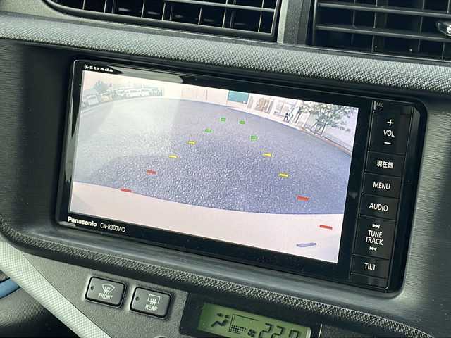 トヨタ アクア S 福岡県 2014(平26)年 6.6万km ライムホワイトパールクリスタルシャイン ・7インチナビ（フルセグTV/CD/DVD/iPod/USB/SD/VTR/AM/FM/HDMI）/・バックカメラ/・LEDヘッドライト/・フォグランプ/・ステアリングスイッチ/・電動格納ミラー/・ドアバイザー/・ISOFIX/・純正アルミ/・スマートキー/・スペアキー