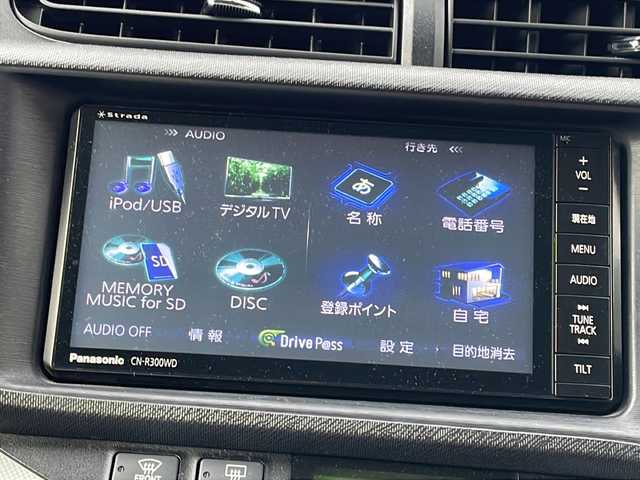 トヨタ アクア S 福岡県 2014(平26)年 6.6万km ライムホワイトパールクリスタルシャイン ・7インチナビ（フルセグTV/CD/DVD/iPod/USB/SD/VTR/AM/FM/HDMI）/・バックカメラ/・LEDヘッドライト/・フォグランプ/・ステアリングスイッチ/・電動格納ミラー/・ドアバイザー/・ISOFIX/・純正アルミ/・スマートキー/・スペアキー