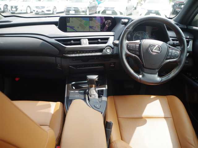 レクサス ＵＸ 200 バージョンC 千葉県 2019(平31)年 2.3万km ソニックチタニウム Lexus Safety System+/・プリクラッシュセーフティ/・レーンディパーチャーアラート/・オートハイビーム/・レーダークルーズコントロール/ブラウンレザーシート/前席パワーシート/シートヒーター/純正SDナビ/地デジTV/【DVD/CD再生機能　Bluetooth接続】/バックカメラ/ドライブレコーダー/革巻きステアリング/ステアリングスイッチ/ETC（2.0）/LEDヘッドライト/フォグライト/ウインカーミラー/クリアランスソナー/純正17インチアルミホイル/サイド/カーテンエアバッグ/スマートキー