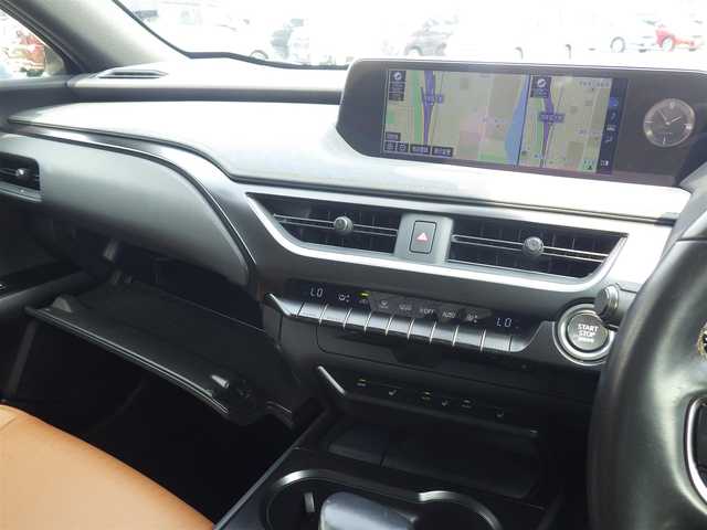 レクサス ＵＸ 200 バージョンC 千葉県 2019(平31)年 2.3万km ソニックチタニウム Lexus Safety System+/・プリクラッシュセーフティ/・レーンディパーチャーアラート/・オートハイビーム/・レーダークルーズコントロール/ブラウンレザーシート/前席パワーシート/シートヒーター/純正SDナビ/地デジTV/【DVD/CD再生機能　Bluetooth接続】/バックカメラ/ドライブレコーダー/革巻きステアリング/ステアリングスイッチ/ETC（2.0）/LEDヘッドライト/フォグライト/ウインカーミラー/クリアランスソナー/純正17インチアルミホイル/サイド/カーテンエアバッグ/スマートキー